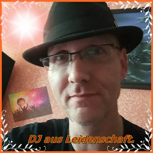 Mann mit Hut, lächelnd, beschreibt sich als DJ aus Leidenschaft.
