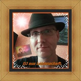 Karsten Mann mit Hut, lächelnd, Hintergrund mit Musikthema und Text "DJ aus Leidenschaft".